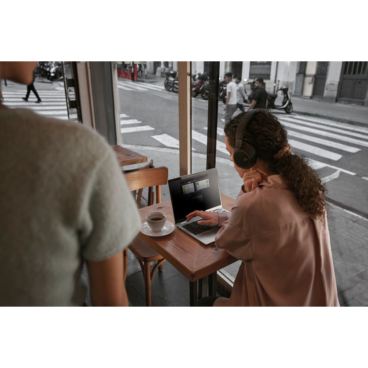 Hp Laptop Hp Ad2Z8Et#Abe 13,3" Intel Core Ultra 5 16 Gb Ram 512 Gb Ssd